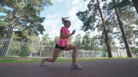 女人在慢跑前伸展身体健身和生活方式理念视频的预览图