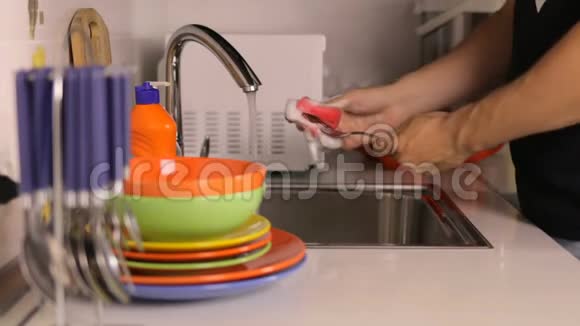 洗碗池里洗碗的过程视频的预览图