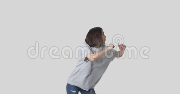 欣喜若狂的女人在白色背景下跳舞视频的预览图