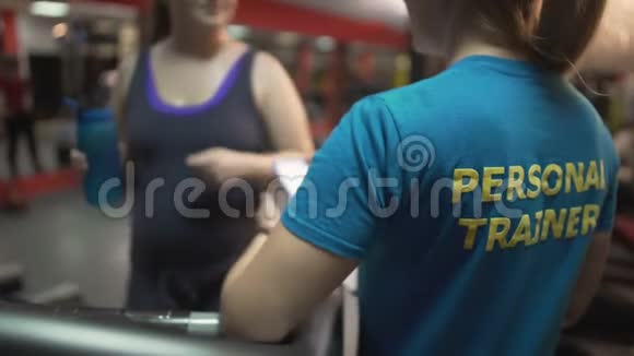 健身教练咨询超重女士健身房锻炼减肥控制视频的预览图