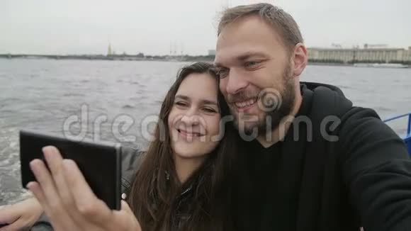 幸福的夫妻相爱微笑自拍爱的情侣在圣彼得堡用智能手机自拍慢莫视频的预览图