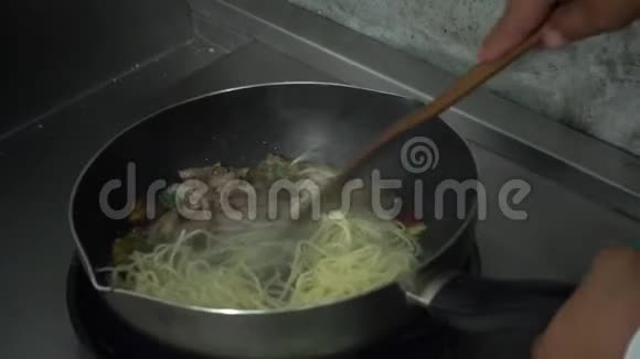 慢动作厨师正在一家餐馆的厨房准备和烹饪意大利面食物视频的预览图