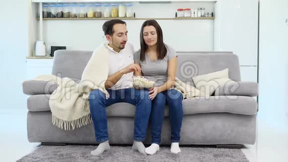 夫妻俩坐在沙发上视频的预览图