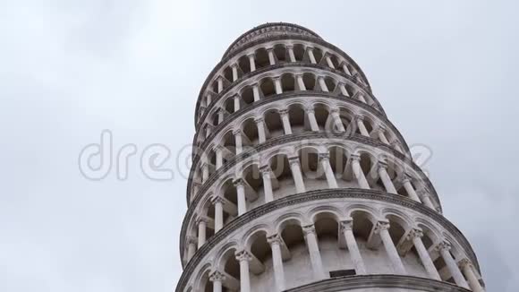 意大利比萨斜塔以倾斜而闻名灰色的天空基本观点视频的预览图