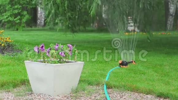 浇水草坪的设备视频的预览图