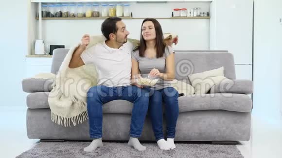 夫妻俩坐在沙发上视频的预览图