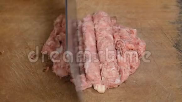切刀剁成生猪肉剁碎在砧板上视频的预览图