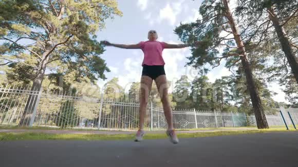 年轻的健身女子跑步前热身运动视频的预览图