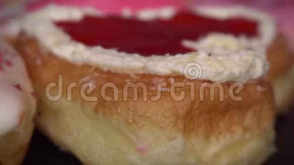 情人节的心形甜甜圈爱情和浪漫的概念视频的预览图