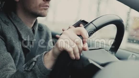 开车时用手机发短信男士语音控制安全使用手机视频的预览图