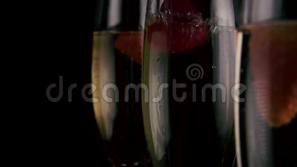 慢点三杯香槟酒中的一杯草莓视频的预览图