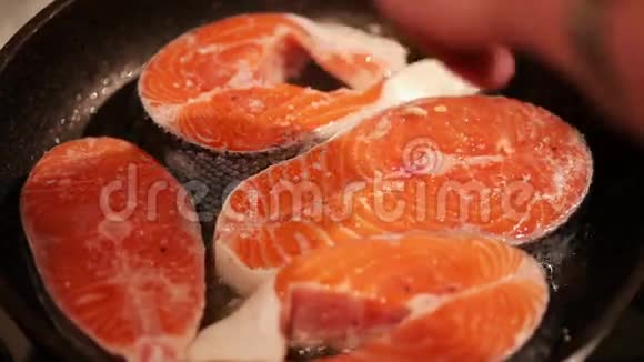 三文鱼牛排用平底锅煎视频的预览图
