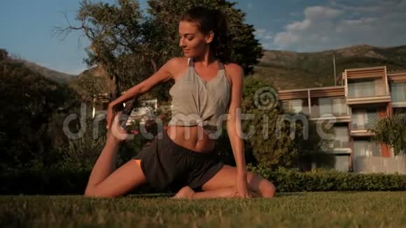 运动女性在户外度假时做伸展运动健身视频的预览图