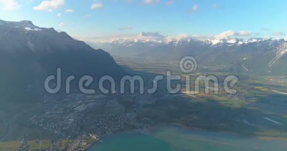 瑞士日内瓦湖4k无人驾驶飞机射击绒毛视频的预览图