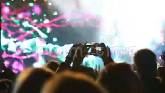 观众在舞台上的一场演出中用电话拍摄了这位艺术家视频的预览图