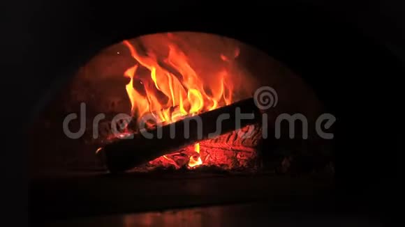 美丽的火关闭慢动作壁炉燃柴的视频剪辑柴火烧在柴火里视频的预览图