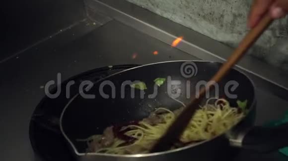 慢动作厨师正在一家餐馆的厨房准备和烹饪意大利面食品视频的预览图