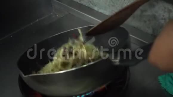 慢动作厨师正在一家餐馆的厨房准备和烹饪意大利面食物视频的预览图