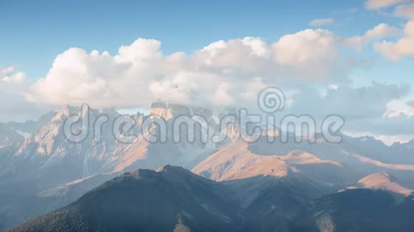 4库什巴山是高加索山脉最著名的山峰之一是一个令人惊叹的旅游胜地视频的预览图