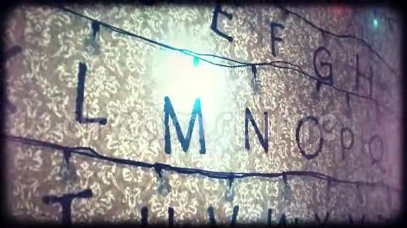 灯链文字欢迎闪烁的字母在墙上受陌生人的启发视频的预览图