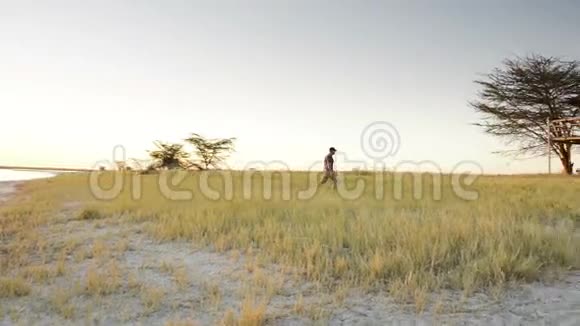 日落时分在非洲漫步视频的预览图