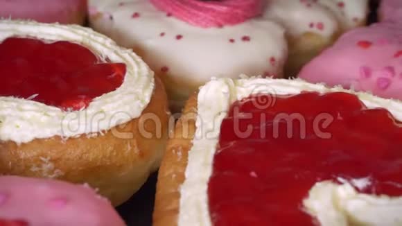 圣瓦伦丁节的心形甜甜圈爱情与浪漫概念视频的预览图
