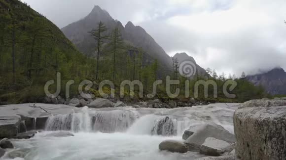 西伯利亚东部中萨库坎河峡谷视频的预览图