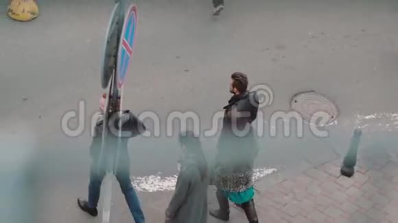 从四个时髦的人步行的街道顶部可以看到两个女孩和两个男人穿过马路慢莫稳定射击视频的预览图