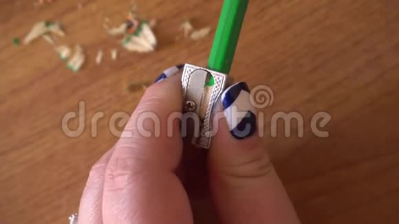 女人手磨削笔刀视频的预览图