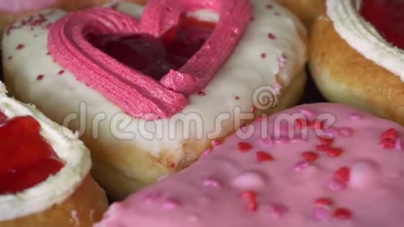 情人节的心形甜甜圈爱情和浪漫的概念视频的预览图