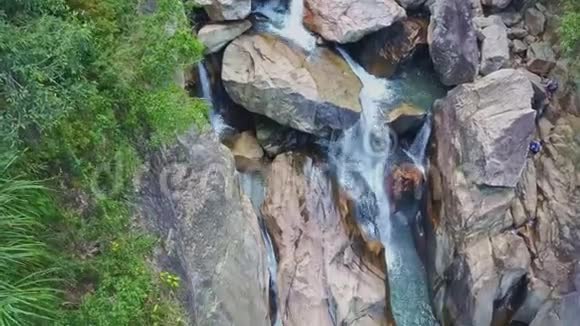 空中观景河从岩石瀑布到湖泊视频的预览图
