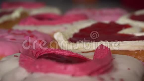 情人节的心形甜甜圈爱情与浪漫概念视频的预览图