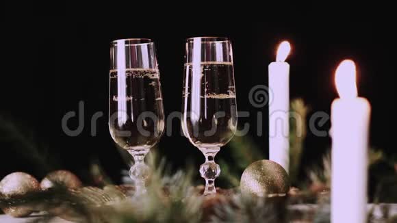 带有圣诞装饰背景的两杯香槟视频的预览图