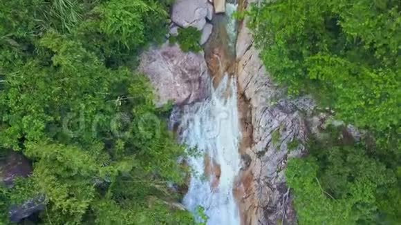 快速探入河中的瀑布视频的预览图