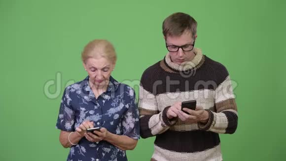 快乐的奶奶和孙子一起用电话视频的预览图