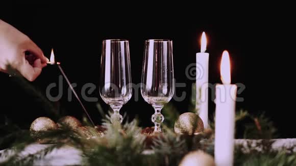 两杯带有圣诞装饰的香槟酒和闪亮的背景视频的预览图