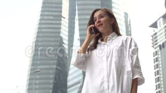 女商人用手机说话视频的预览图
