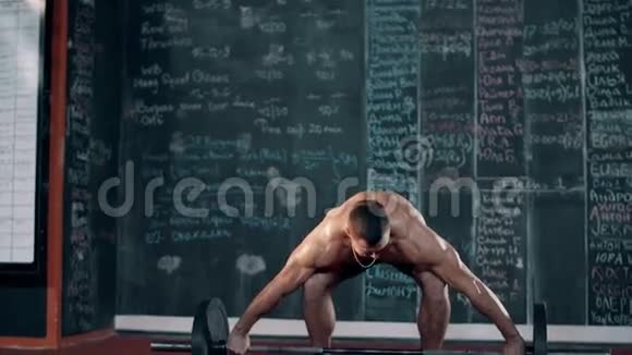 健身房里的举重运动员视频的预览图