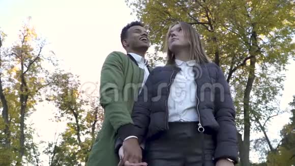 非裔美国人和白人女孩在公园里牵手视频的预览图
