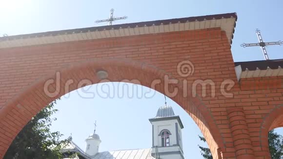 东正教教堂进入东正教教堂的大门拱门晴天绿树成荫视频的预览图