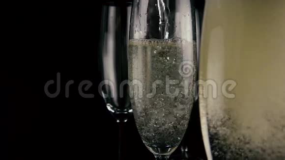 前景中有一杯香槟气泡出了焦点慢节奏视频的预览图