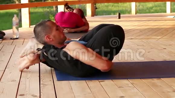 瑜伽教练正在举办瑜伽研讨会视频的预览图