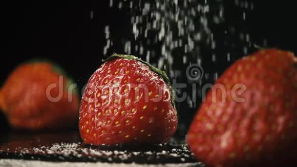 一张黑桌子上连续三颗草莓慢节奏视频的预览图