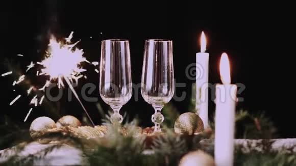 两杯带有圣诞装饰的香槟酒和闪亮的背景视频的预览图