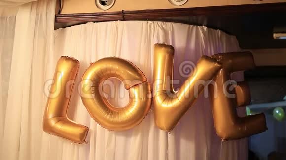 金色气球的爱情铭文视频的预览图