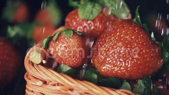 慢点一篮子草莓放在水滴下视频的预览图