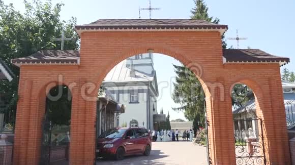 东正教教堂进入东正教教堂的大门拱门晴天绿树成荫视频的预览图