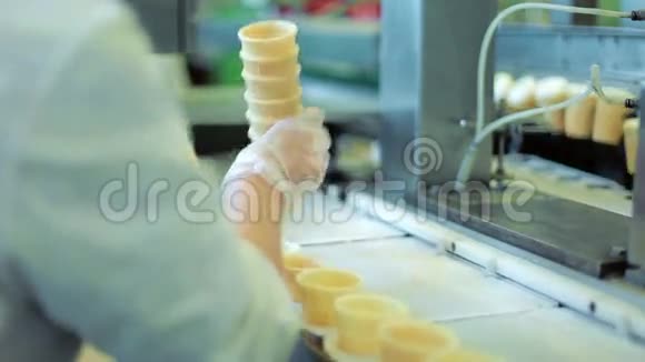 冰淇淋生产线的工厂工人食品厂食品制造业视频的预览图