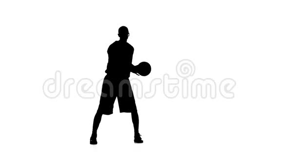篮球佯装传球剪影慢动作白色背景视频的预览图