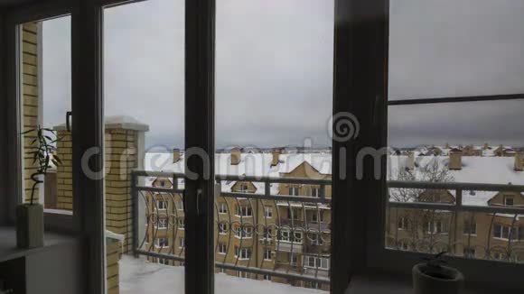 从窗户看到冬天的雪屋顶白天到晚上4K时间视频的预览图